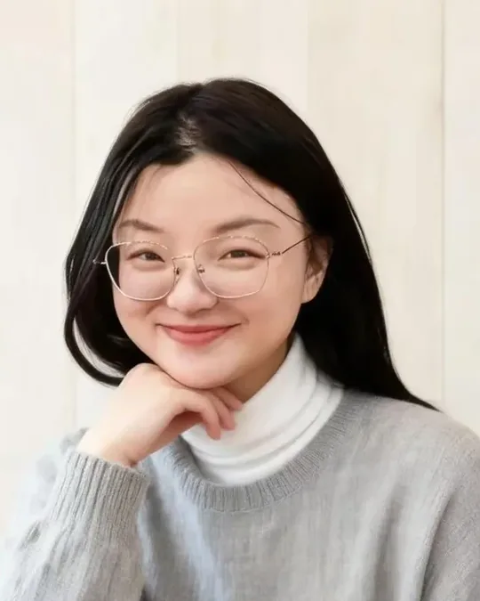 Ruitong Tang at her laptop, smiling